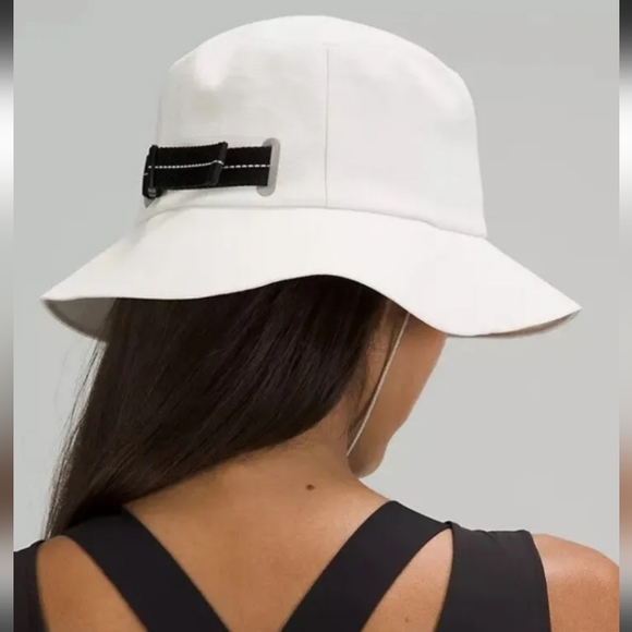 *SOLD*Lululemon lab Bucket Hat with Strap - Picture 1 of 6
